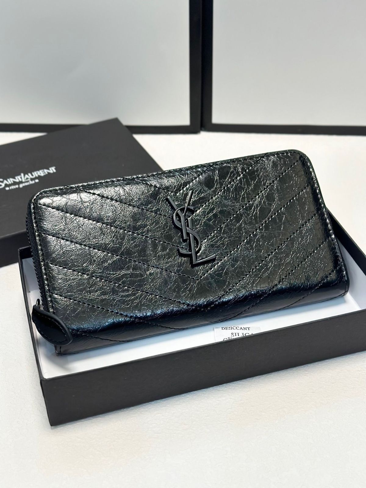 【本日限定特価】イヴ?サンローラン シングルジップウォレット 19×10cm オイルドレザー 専用ボックス付き[本日特価|新品未使用品]