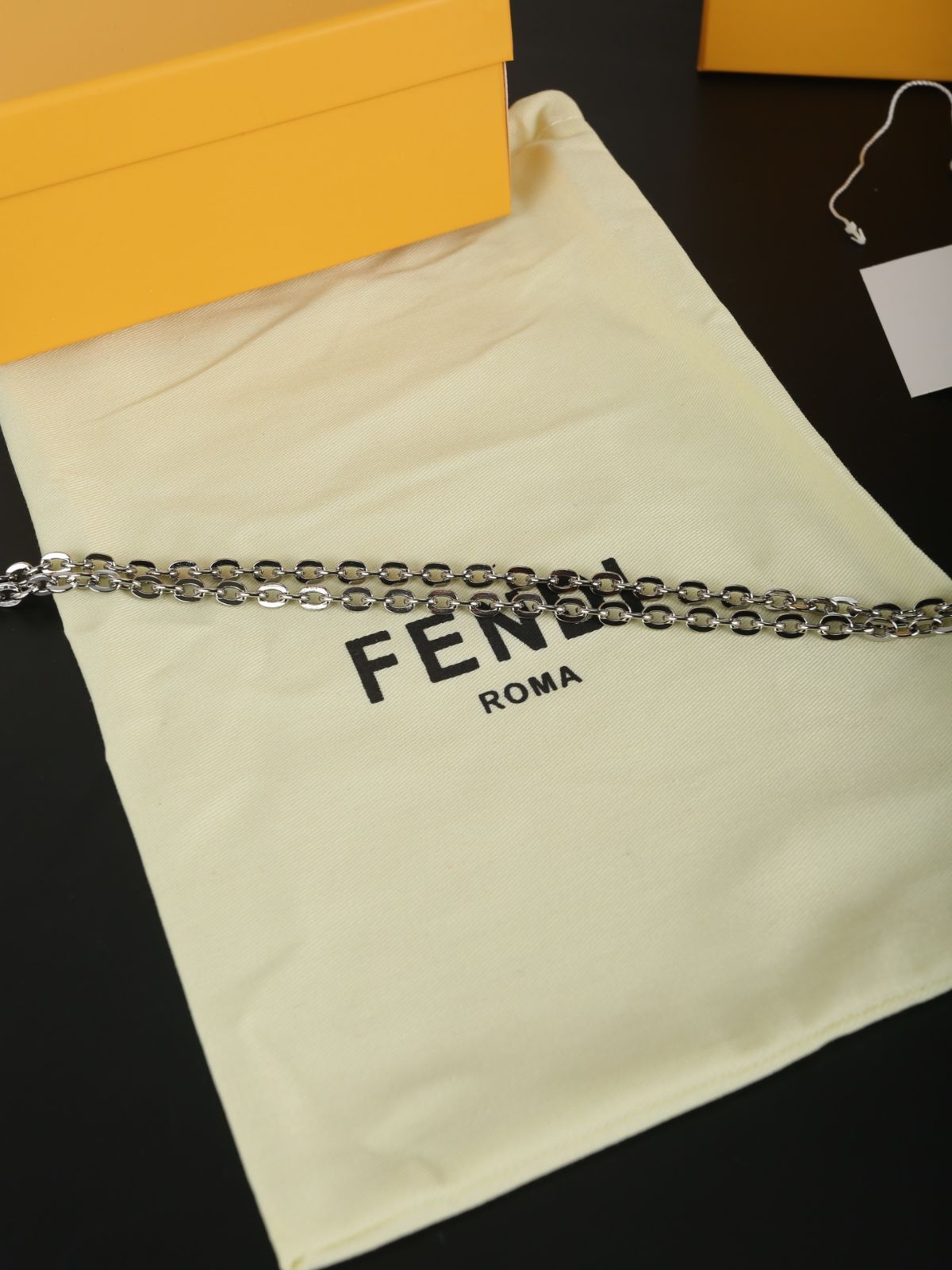 【今日特価】FENDI チェーンコインケース, 豆腐型デザイン, コンパクトで実用的なデザイン！[本日特価|新品未使用品]