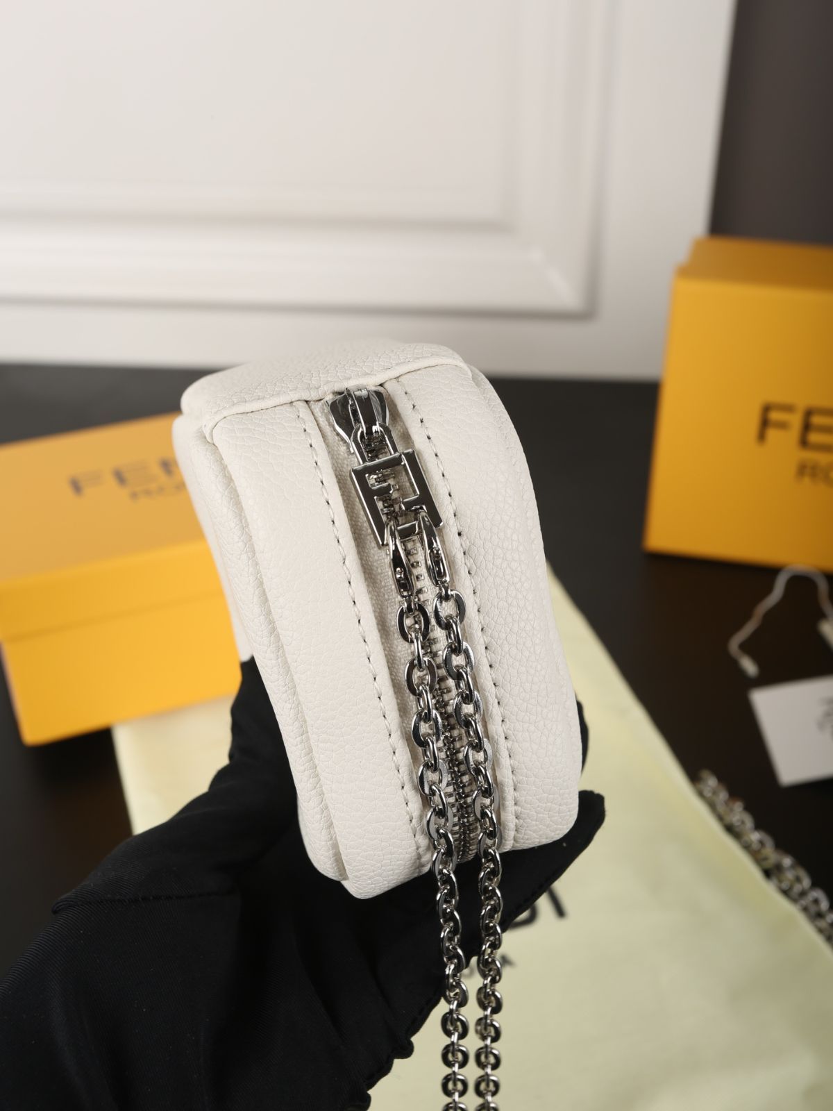 【今日特価】FENDI チェーンコインケース, 豆腐型デザイン, コンパクトで実用的なデザイン！[本日特価|新品未使用品]