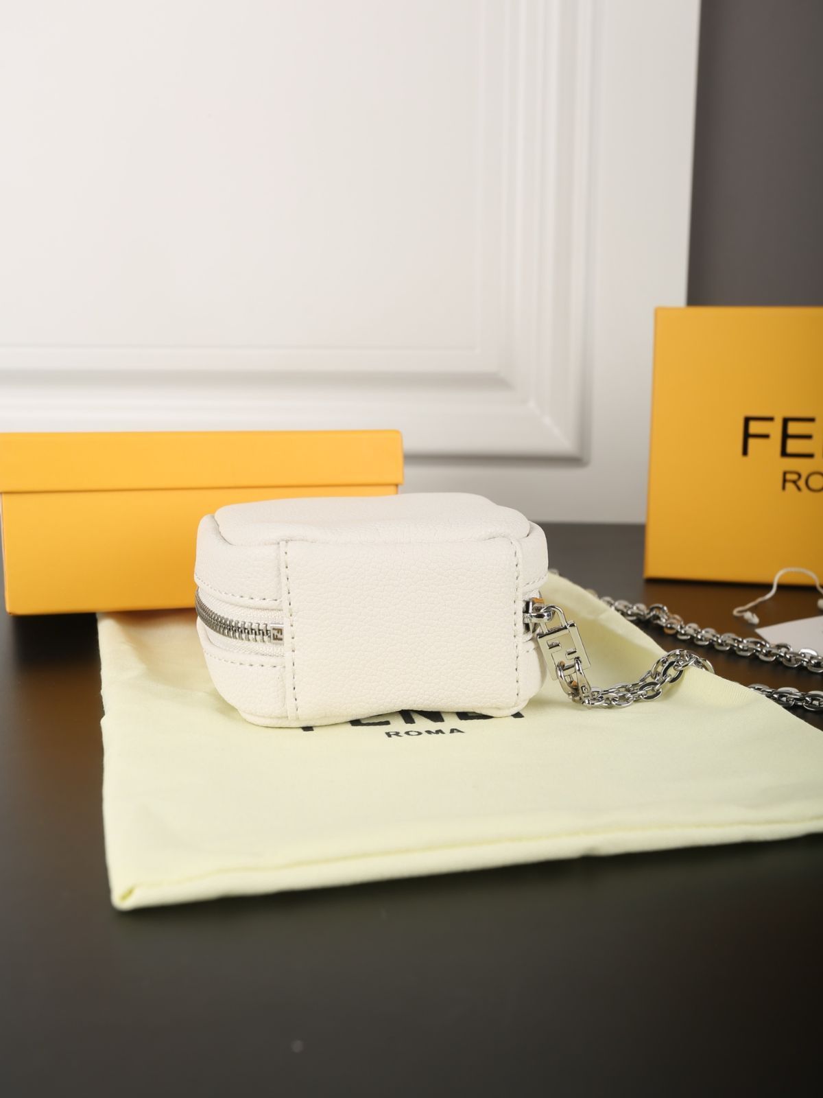 【今日特価】FENDI チェーンコインケース, 豆腐型デザイン, コンパクトで実用的なデザイン！[本日特価|新品未使用品]