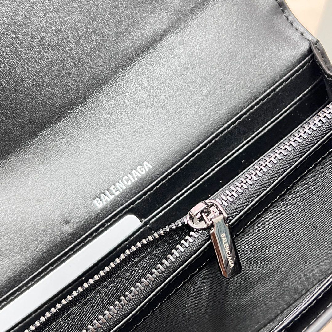【今日特価】Balenciaga ラージウォレット, クロコダイルエンボス加工, ブラック, 大容量で実用的なデザイン！[本日特価|新品未使用品]