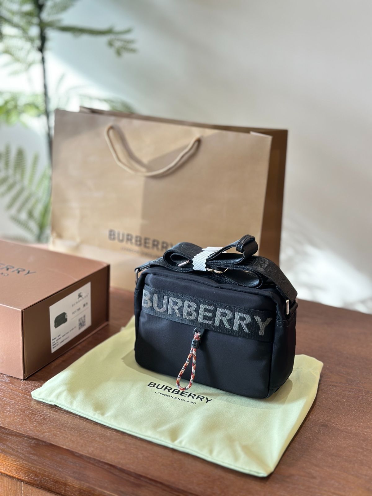 【今日特価】Burberry ナイロン カメラバッグ 23cm-WTO輸入