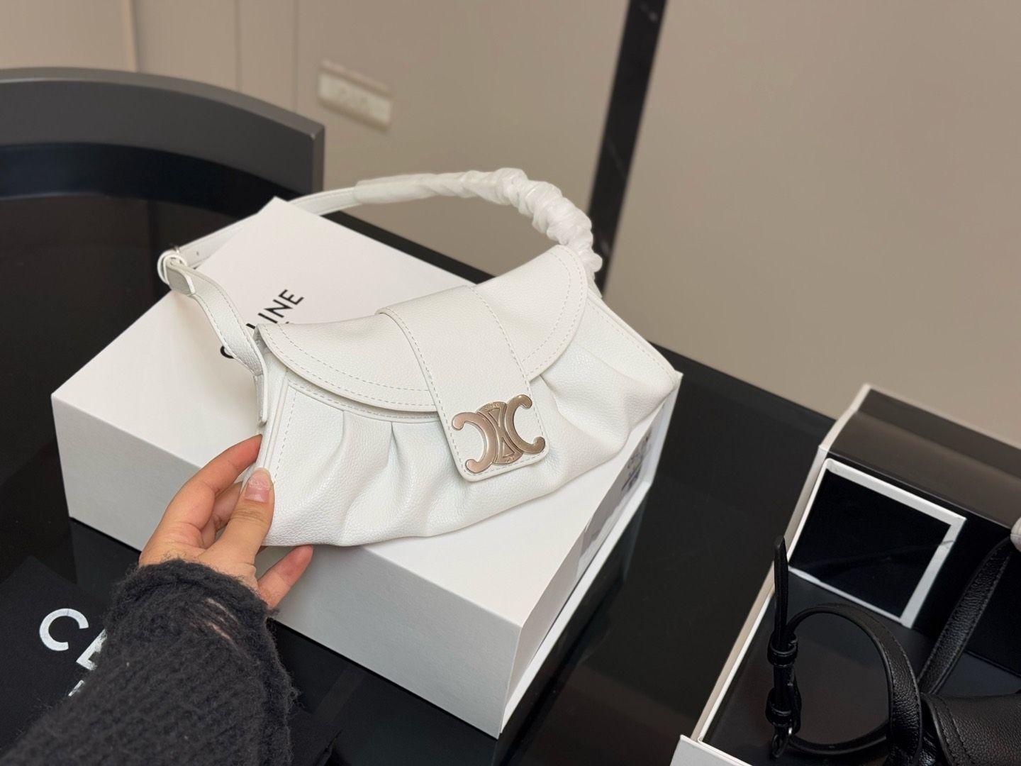 [Celine] ローラ アンダーアームバッグ - 専用ボックス付き | セリーヌ レディースバッグ｜本日限定特価｜新品未使用-WTO輸入