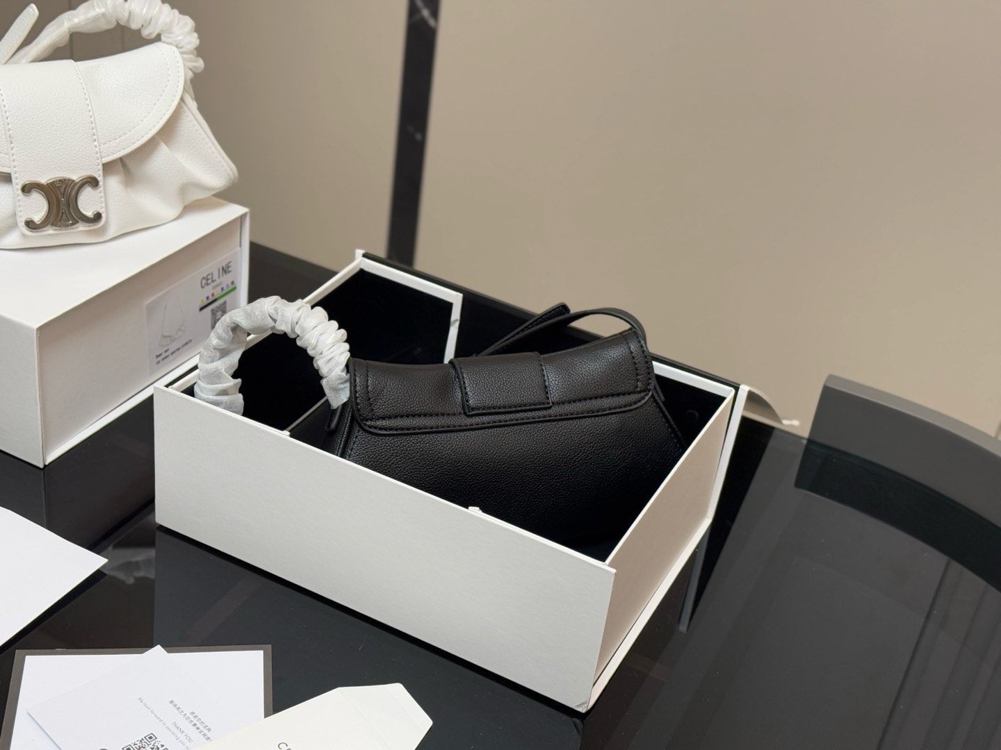 [Celine] ローラ アンダーアームバッグ - 専用ボックス付き | セリーヌ レディースバッグ｜本日限定特価｜新品未使用-WTO輸入
