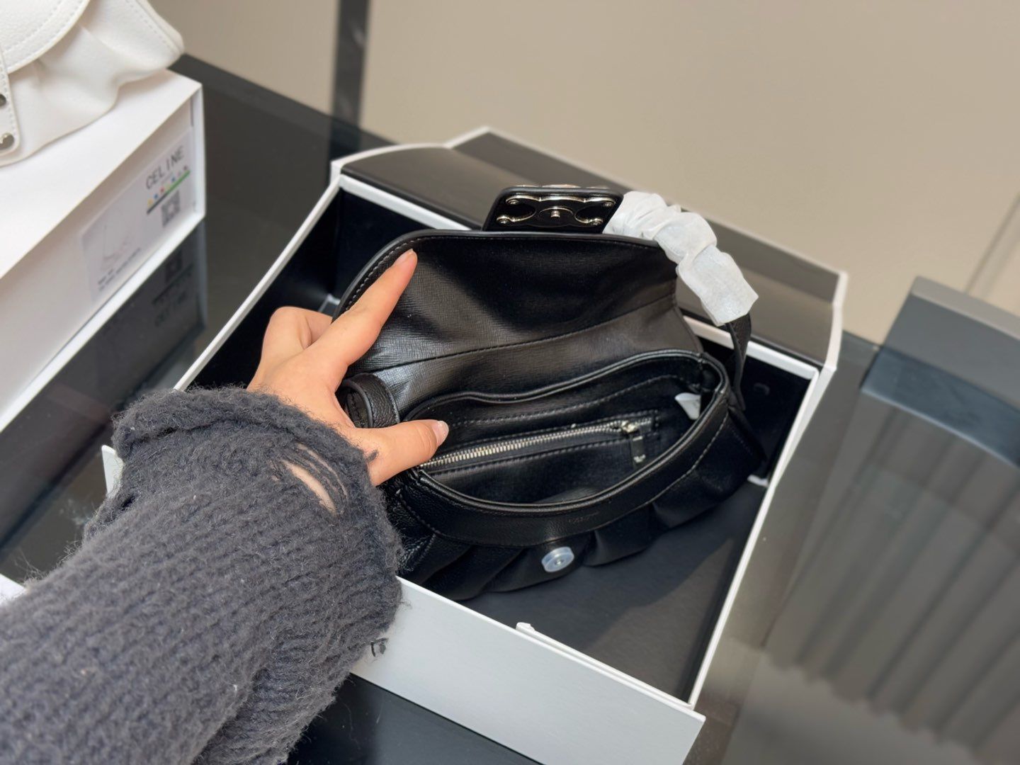 [Celine] ローラ アンダーアームバッグ - 専用ボックス付き | セリーヌ レディースバッグ｜本日限定特価｜新品未使用-WTO輸入