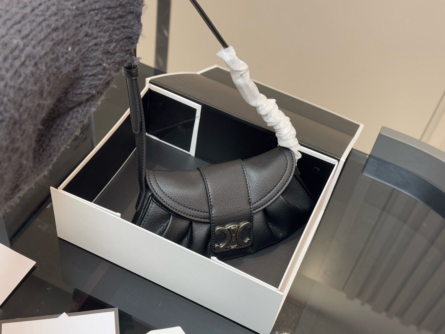[Celine] ローラ アンダーアームバッグ - 専用ボックス付き | セリーヌ レディースバッグ｜本日限定特価｜新品未使用-WTO輸入