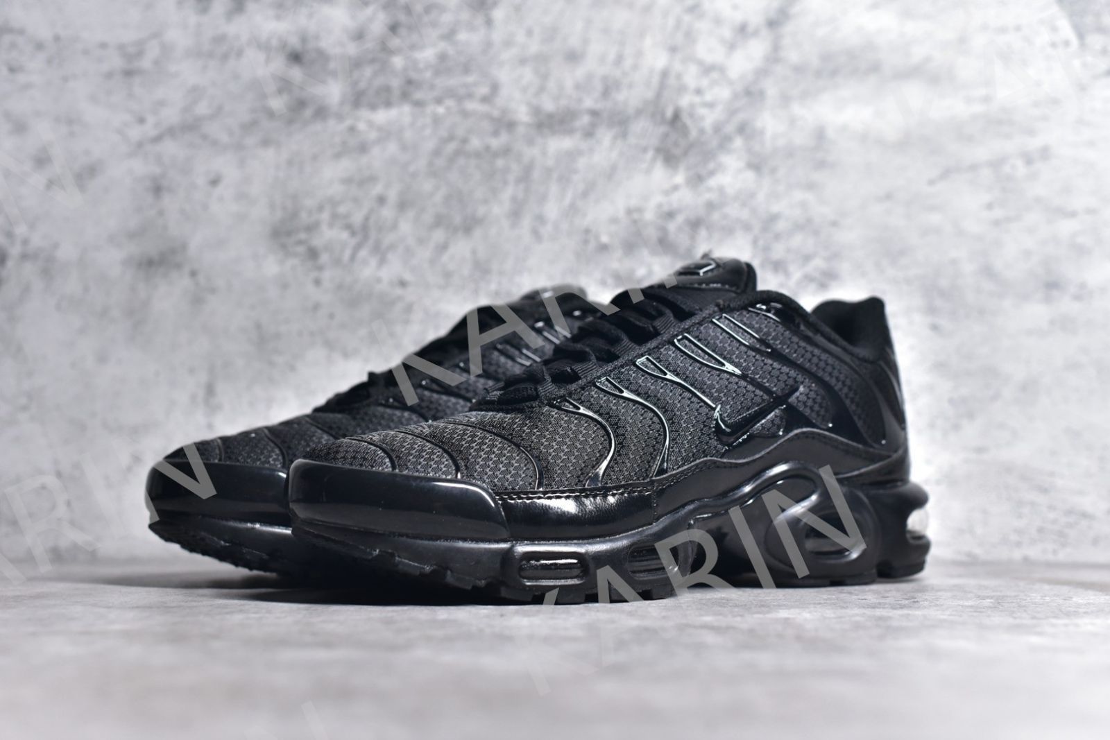 爆買い，お買い得 NIKE ナイキ エアマックス プラス スニーカー 黒