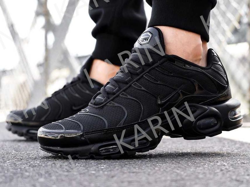 爆買い，お買い得 NIKE ナイキ エアマックス プラス スニーカー 黒