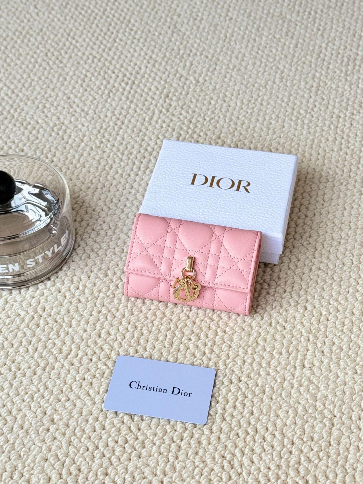 【今日特価】My Dior Glycine ウォレット, ラズベリーピンク, 藤の花モチーフ, エレガントで実用的なデザイン！[本日特価|新品未使用品]