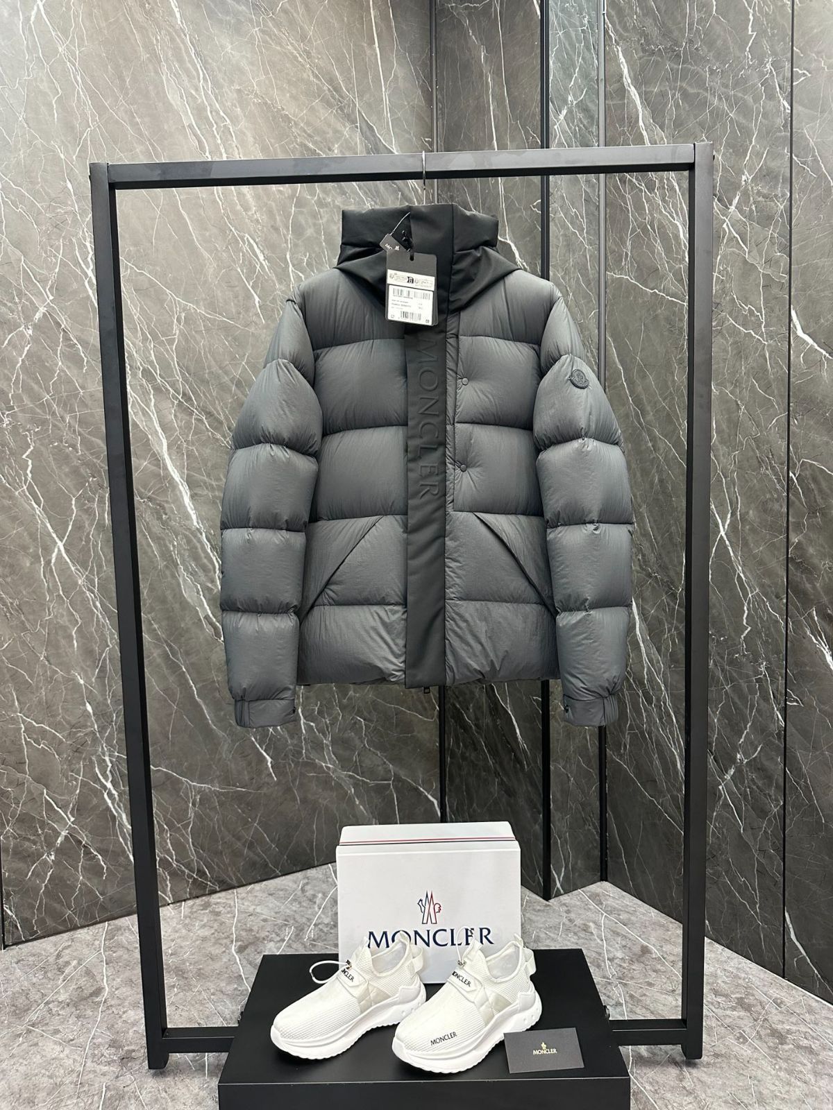 MONCLERモンクレール 灰色の短い男性｜本日限定特価｜新品未使用