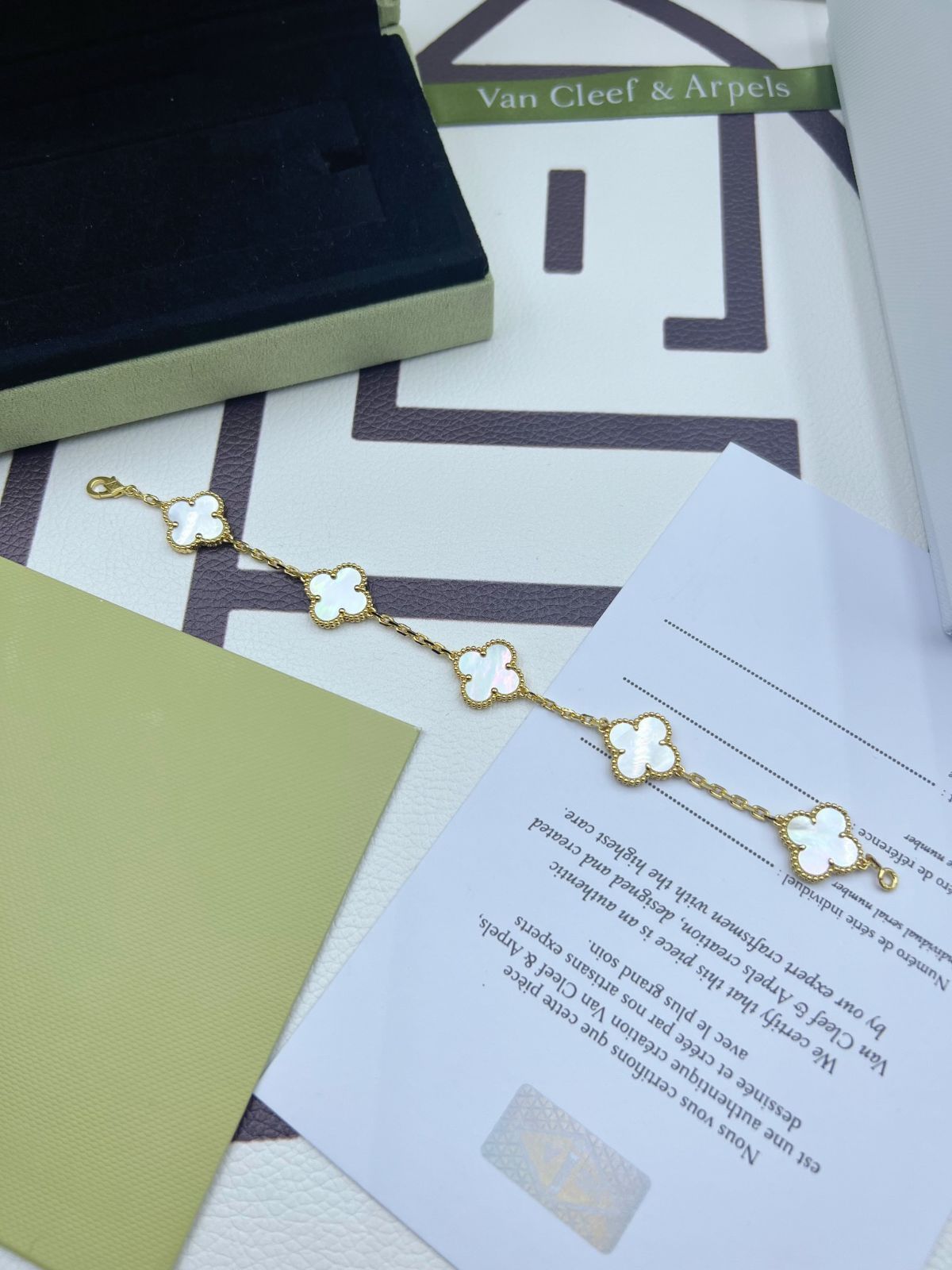 [Van Cleef & Arpels] ヴァン クリーフ＆アーペル 四つ葉のクローバー ホワイト マザーオブパール ブレスレット｜本日限定特価｜新品未使用