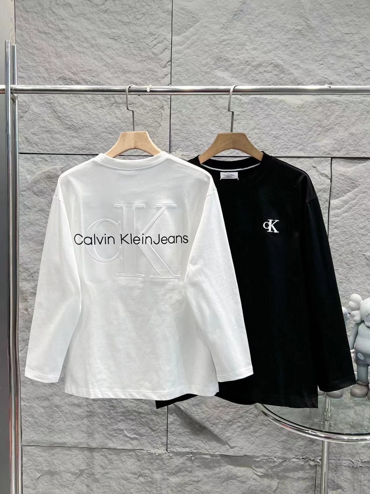 【本日限定特価】Calvin Klein メンズ＆レディース カジュアル ロングスリーブ Tシャツ プリント＆刺繍 ブラック/ホワイト S-XL [本日特価|新品未使用品]