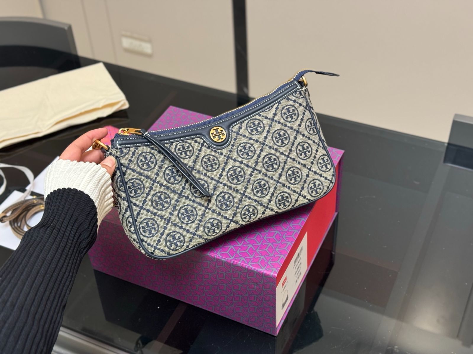 【今日特価】Tory Burch Monogram Armpit Bag・トーリーバーチ モノグラム アームピットバッグ-WTO輸入3