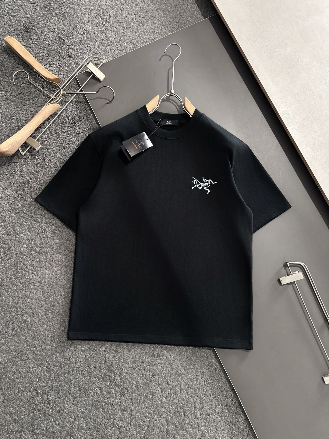 【今日特価】2025SS 最新款 円領スタイリッシュ ショートスリーブ T シャツ