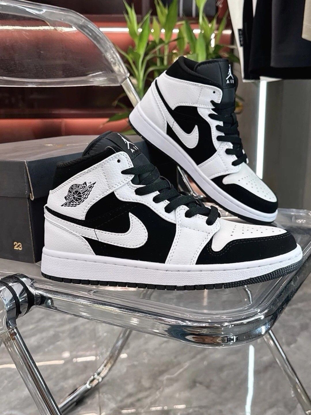 お値下げしました??即購入新品箱付?? Nike Air Jordan AJ1 Mid 男女兼用 ジョーダン