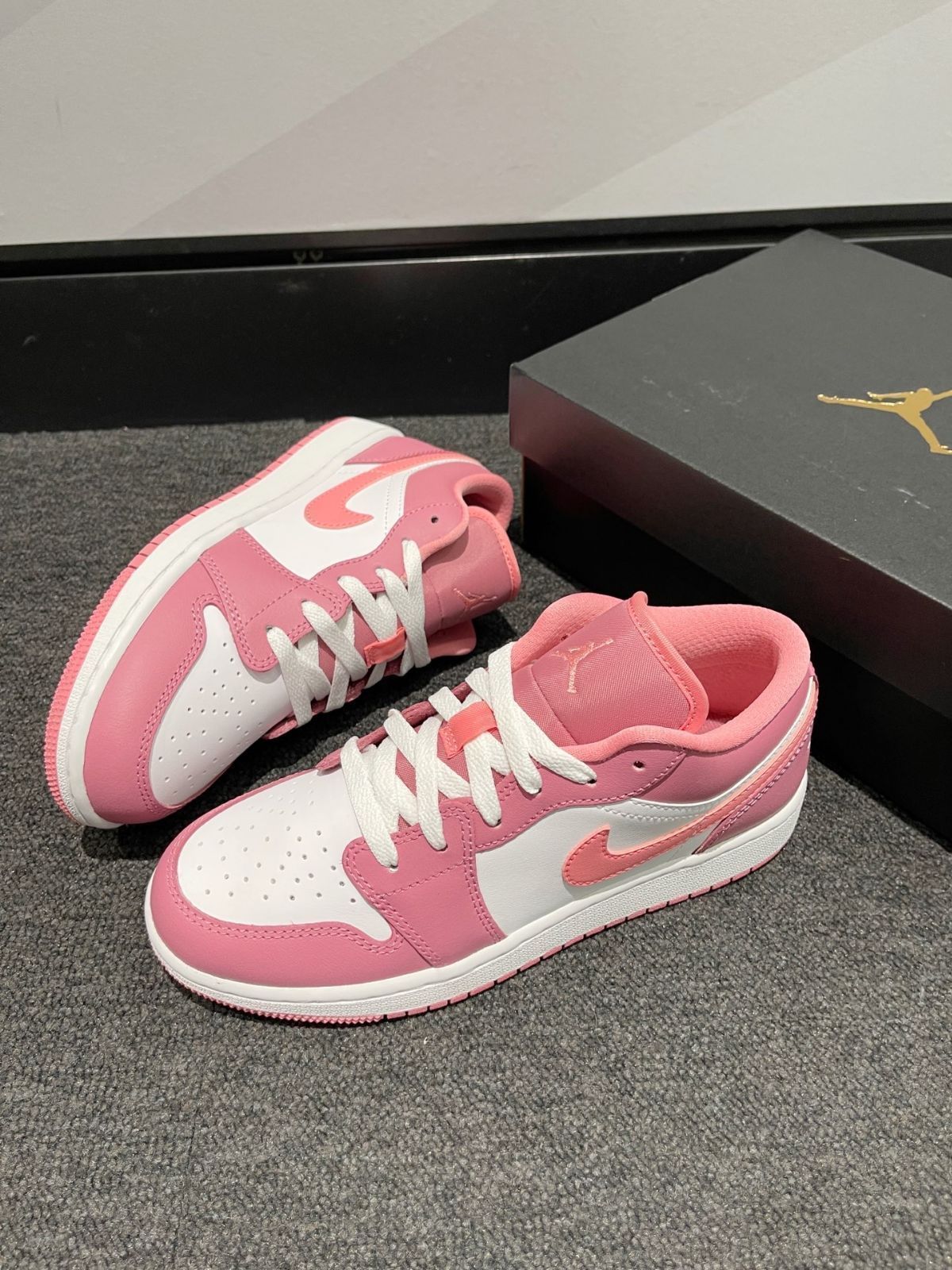 NIKE AIR JORDAN 1 LOW GS ナイキ エア ジョーダン 1 ロー GS レディース スニーカー ローカット DESERT BERRY/CORAL CHALK/WHITE ピンク 553560-616｜本日限定特価｜新品未使用