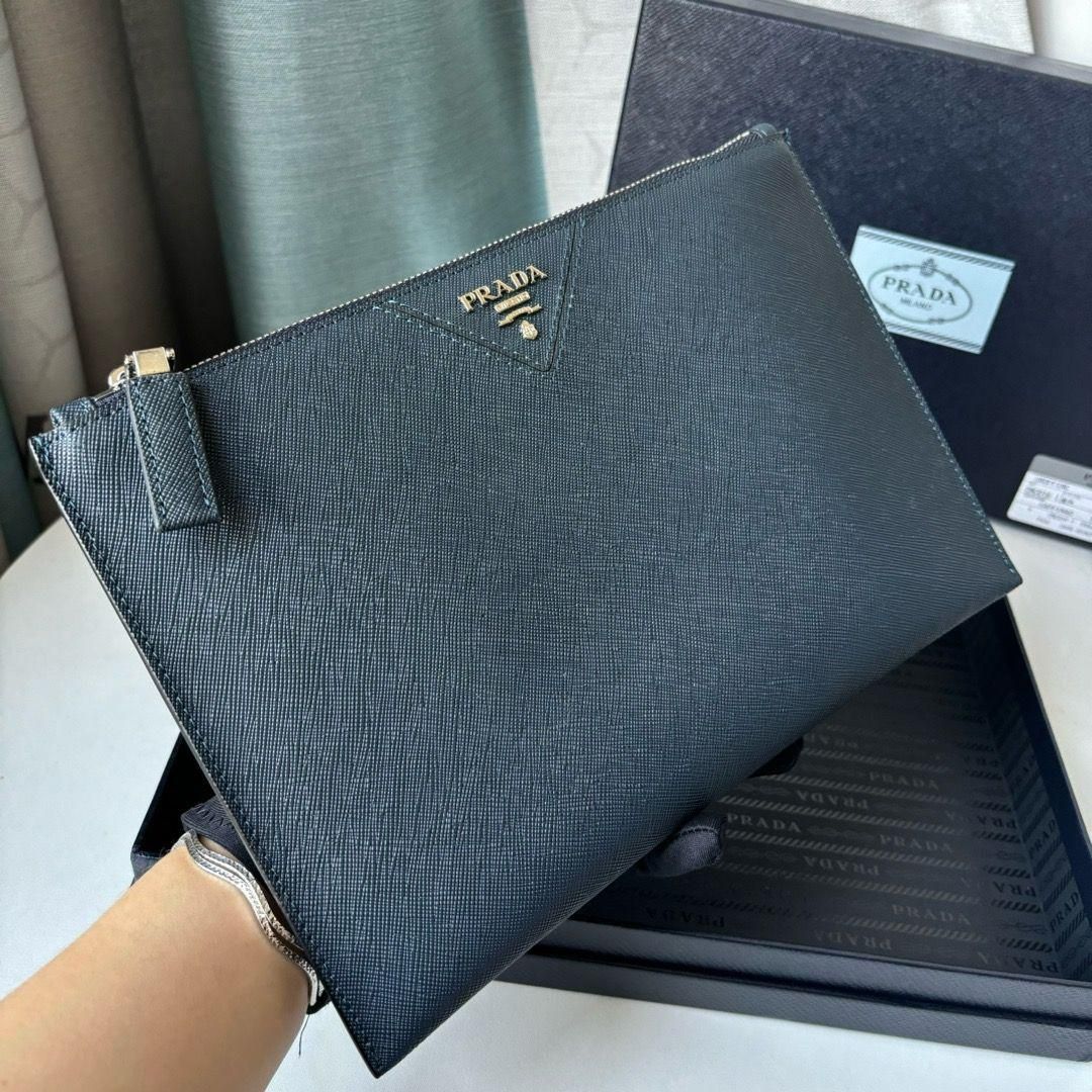 Prada プラダのクラッチバッグ、手触りが滑らか、シンプルな外観