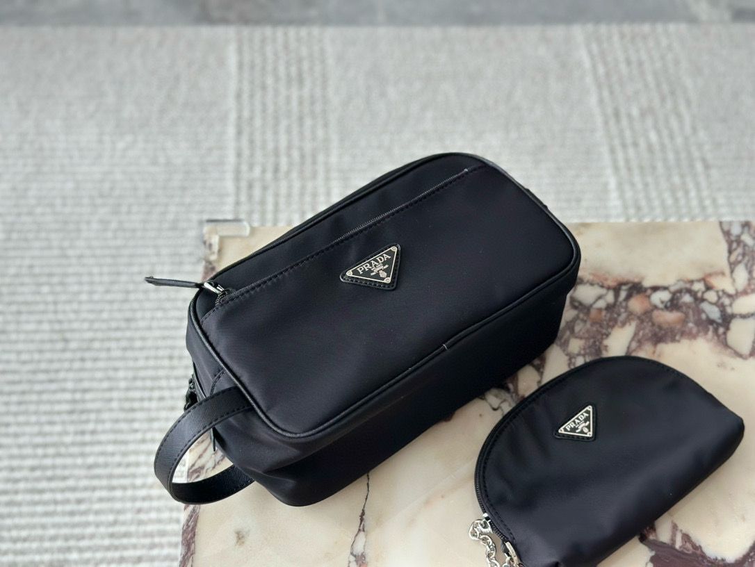 【今日特価】Prada Nylon Cosmetic Pouch プラダ ナイロン コスメポーチ（25×14cm）-MM輸入