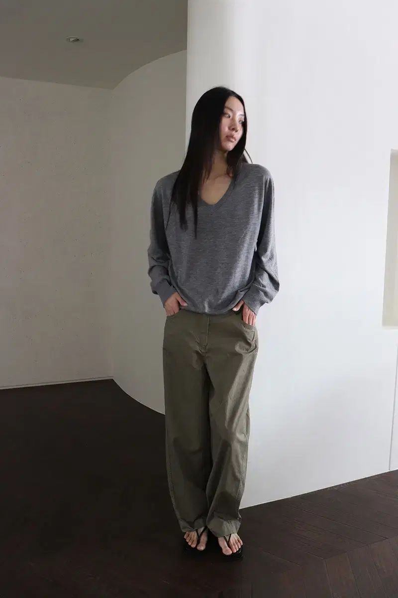 レオブ Vネック ニット