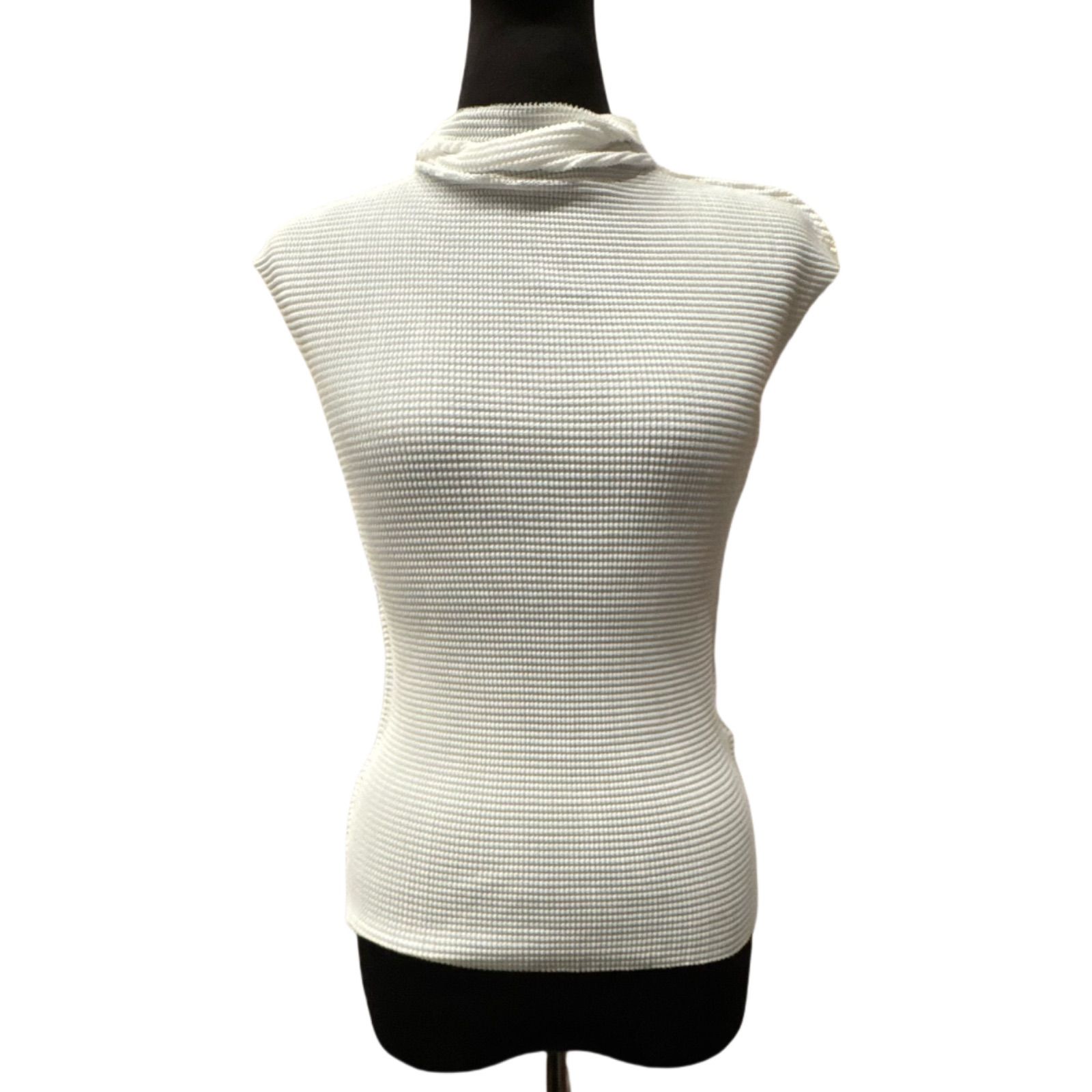 me ISSEY MIYAKE レディース ノースリーブ トップス ホワイト