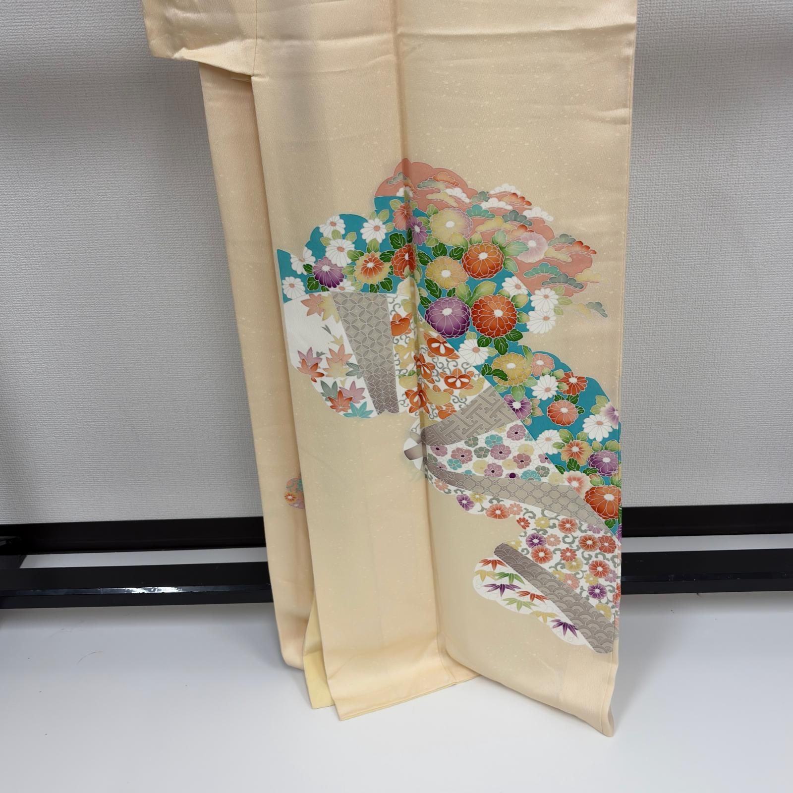 ア*ト様 裄66 縮緬 付け下げ 正絹 紋なし 上品な花 正絹 AK-6571 付け下げ 正絹 紋なし 花草の素敵な染め 袷 着物 MK-9574 - メルカリ