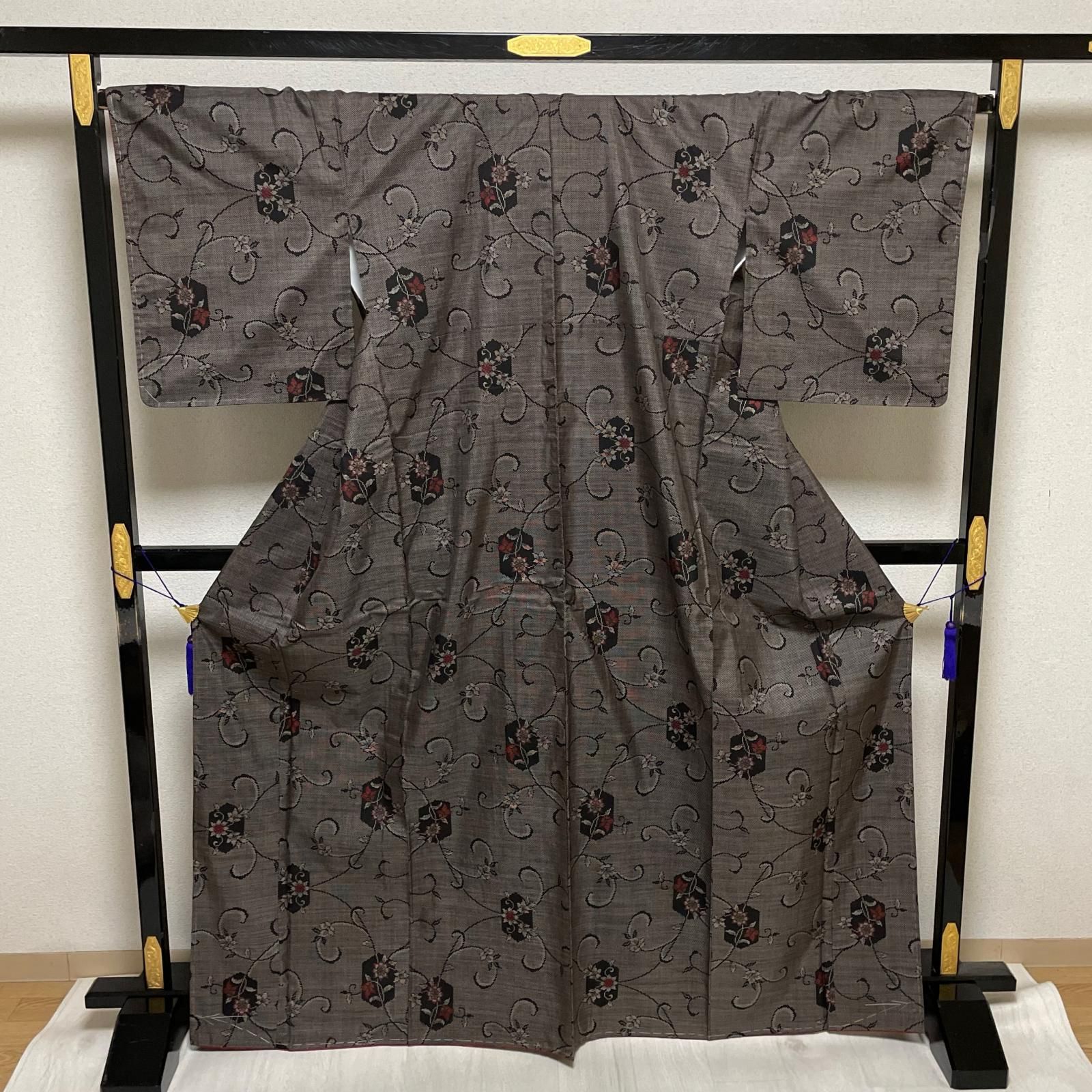 本場奄美大島紬 裄67 トールサイズ 亀甲に花唐草 着物 正絹 X-3732 