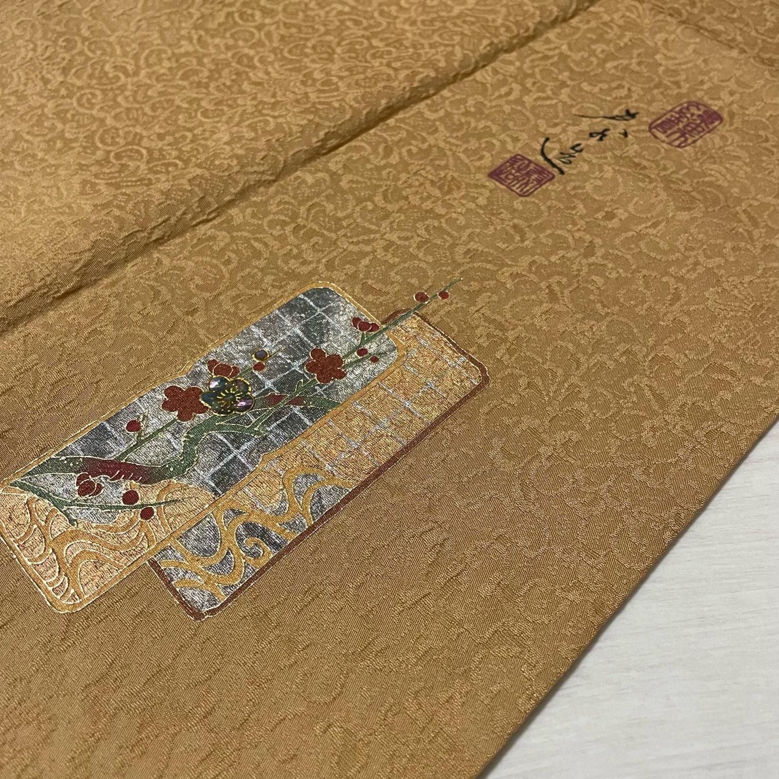 螺鈿作家 甲斐泰造 色無地 鈴乃屋誂え 辛子色 唐草地紋 着物 正絹 一つ紋 X-3811