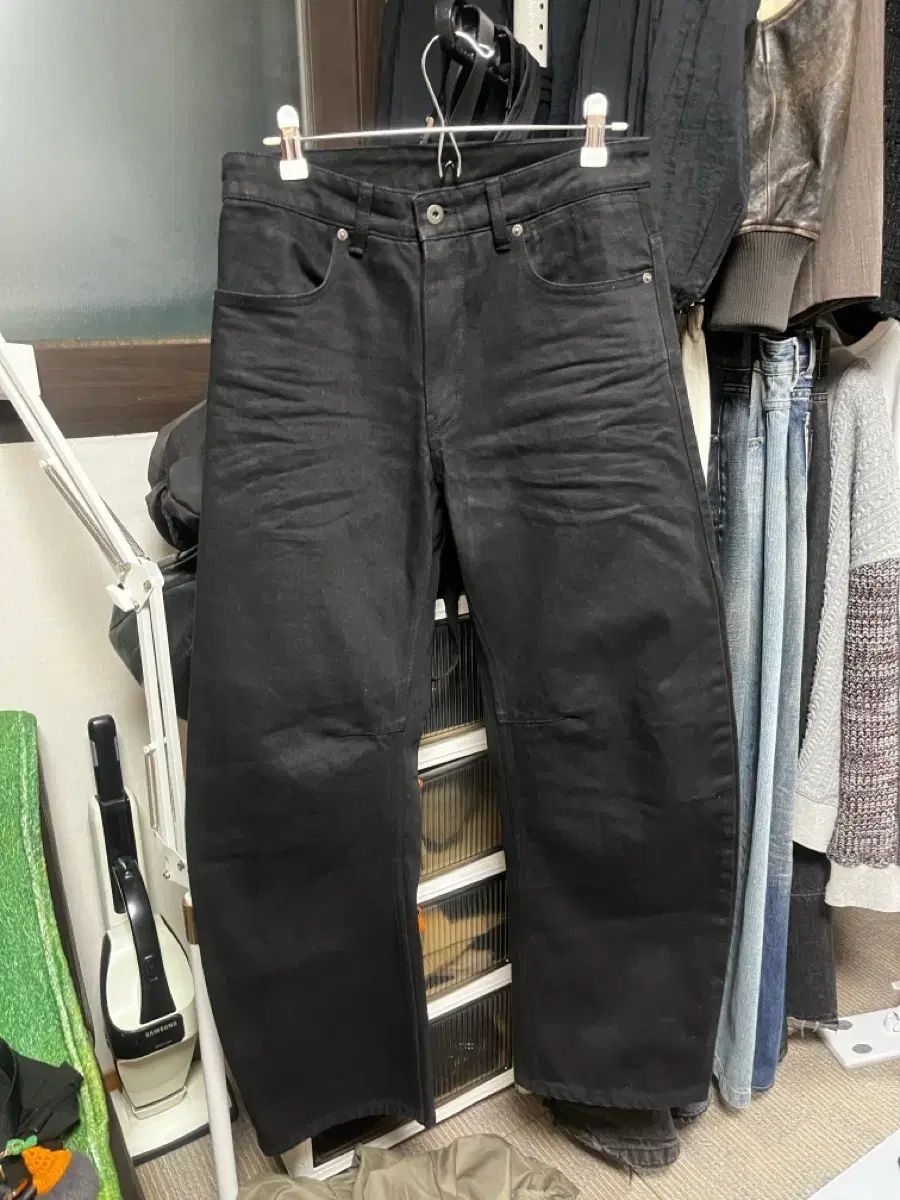 クアー エンボス ウォッシュド ディープ カーブド デニム パンツ_s