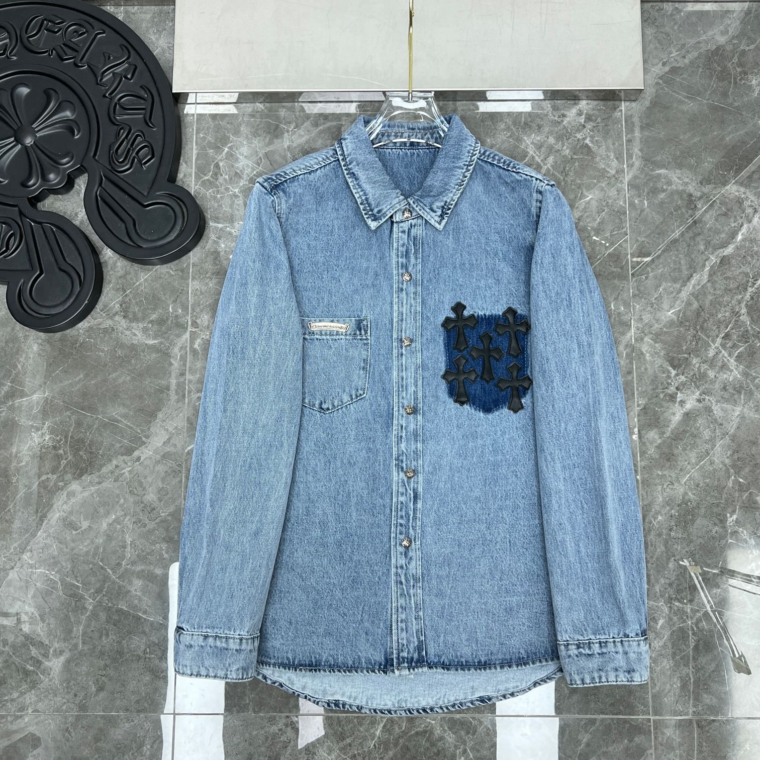 【本日限定特価】Chrome Hearts メンズ デニムシャツ 刺繍＆レザーパッチ カスタムウォッシュデニムブルー S-XL [本日特価|新品未使用品]