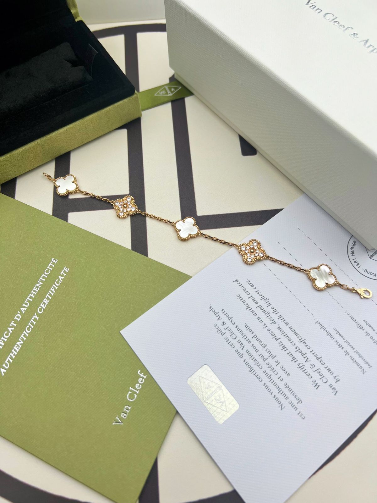 [Van Cleef & Arpels] ヴァン クリーフ＆アーペル ダイヤモンド付き四つ葉のクローバー ホワイト マザー オブ パール ブレスレット｜本日限定特価｜新品未使用