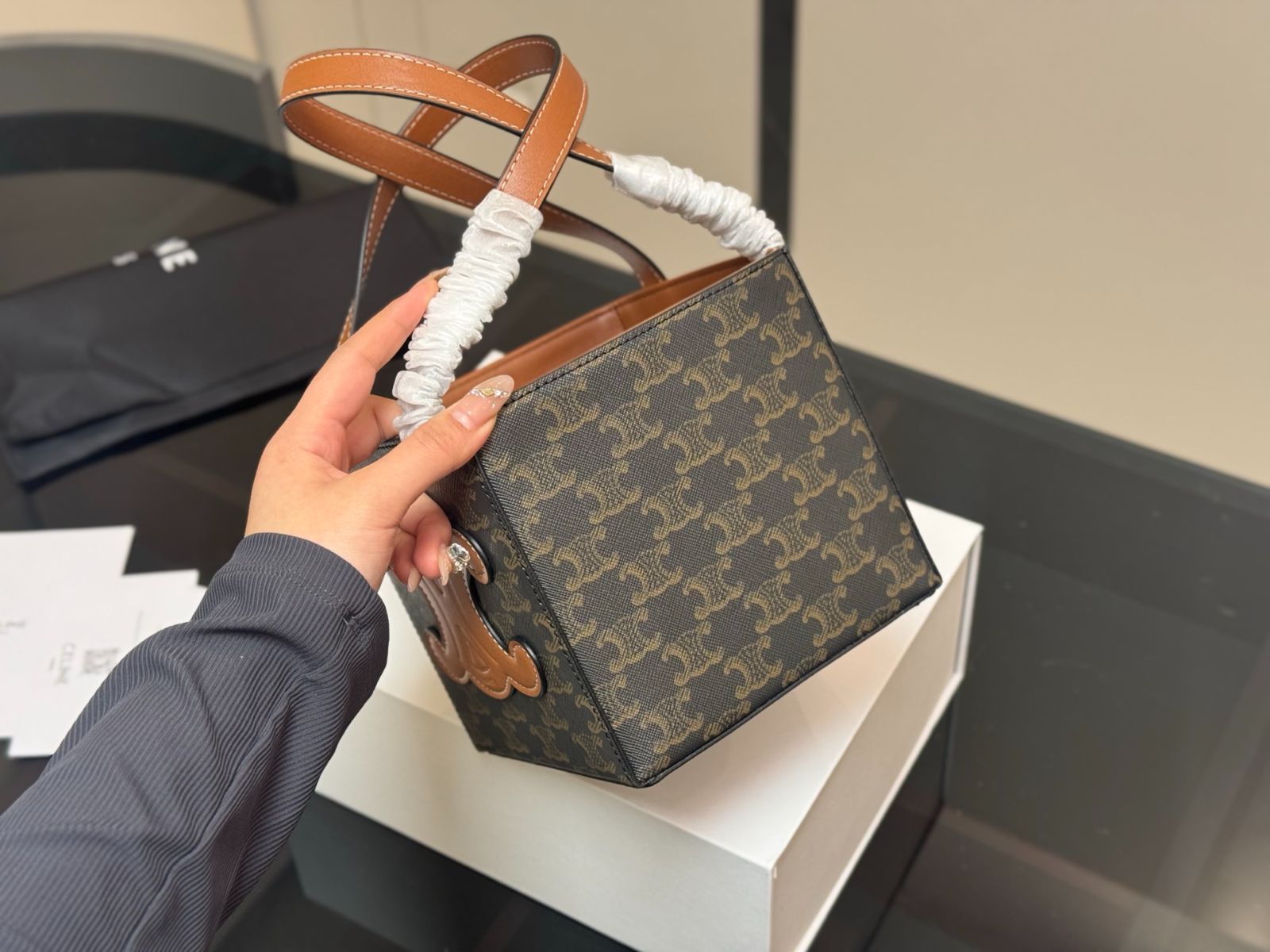 CELINE モノグラム　新品未使用品　タグ付き箱あり 今日特価】Celine New Handheld Box Bag Monogram（セリーヌ ニュー