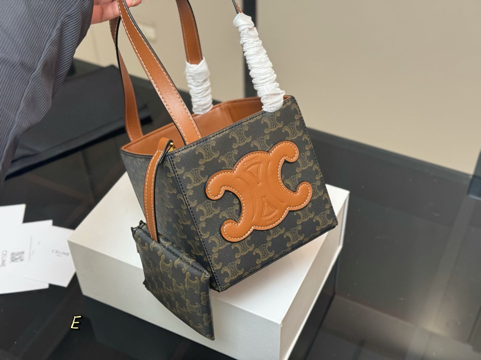 CELINE モノグラム　新品未使用品　タグ付き箱あり 今日特価】Celine New Handheld Box Bag Monogram（セリーヌ ニュー