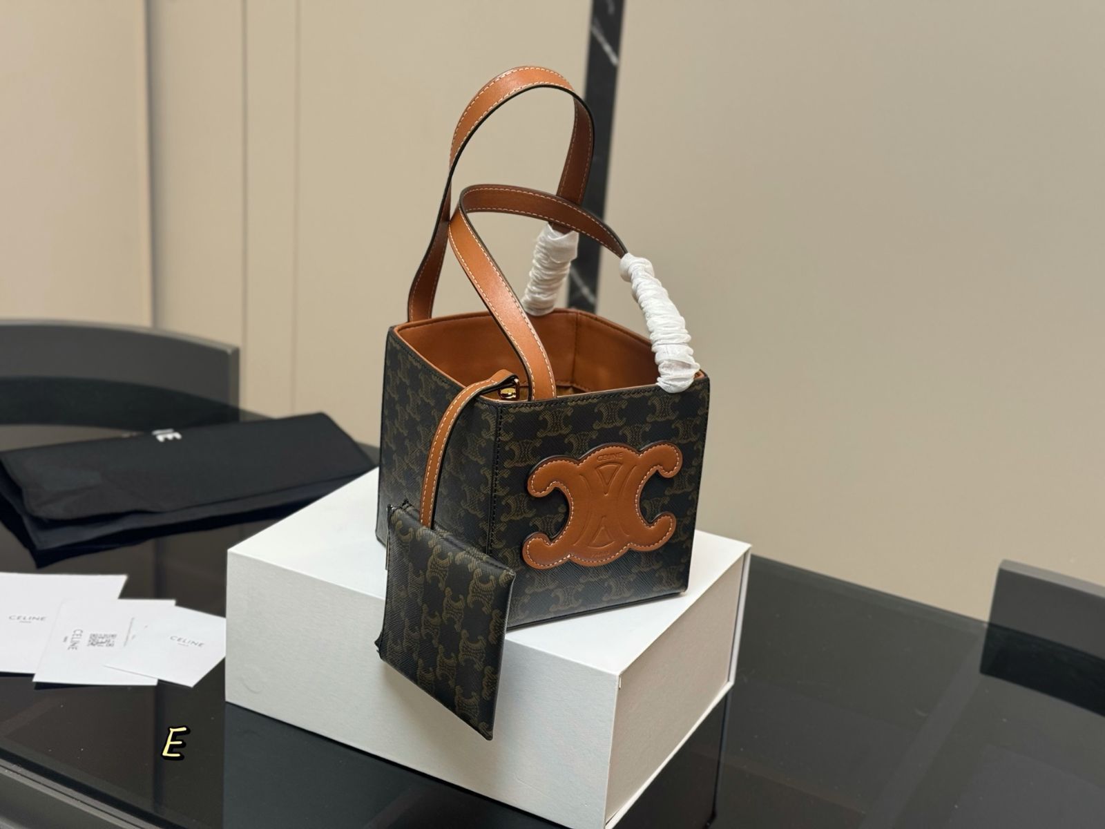 CELINE モノグラム　新品未使用品　タグ付き箱あり 今日特価】Celine New Handheld Box Bag Monogram（セリーヌ ニュー