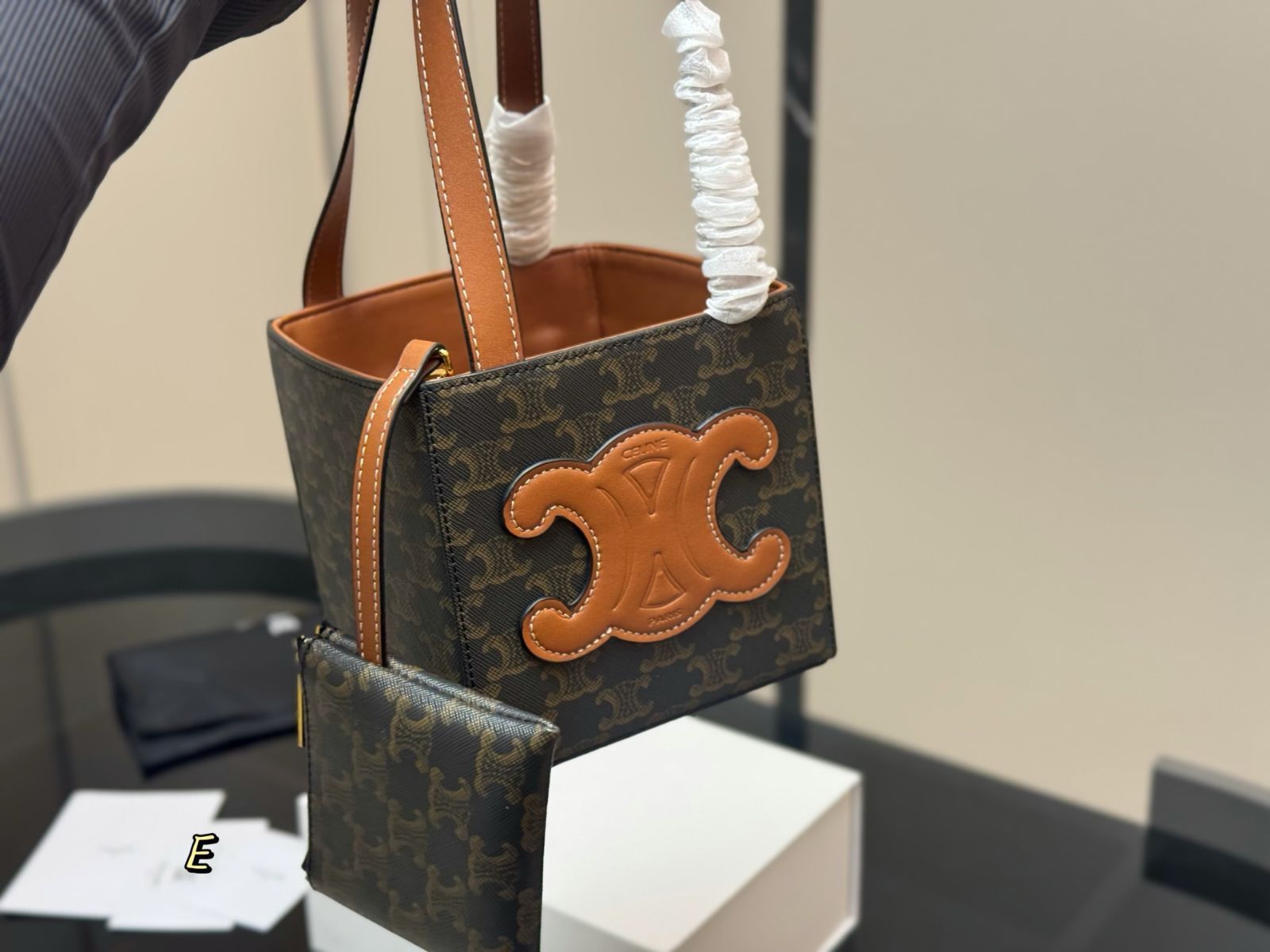 CELINE モノグラム　新品未使用品　タグ付き箱あり 今日特価】Celine New Handheld Box Bag Monogram（セリーヌ ニュー