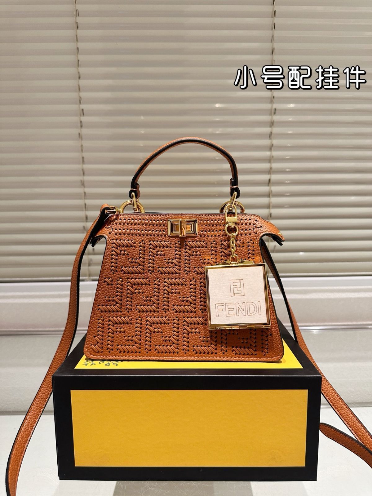 【今日特価】Fendi Peekaboo アクセサリー付き（ホワイト Cuoio Romano レザー）