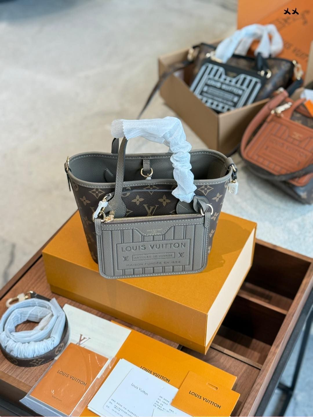 【今日特価】LV Neverfull Bandouliere Inside Out BB ハンドバッグ M12106（24×14×9cm）