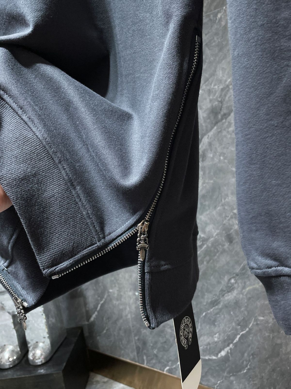 【本日限定特価】Chrome Hearts メンズ スウェットシャツ サンスクリット ホースシュー カスタムセメントグレー S-XL [本日特価|新品未使用品]