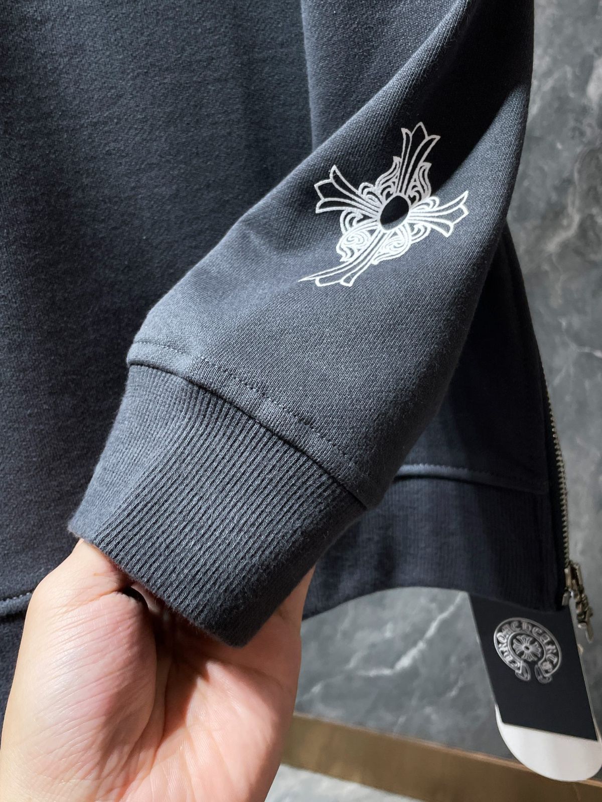 【本日限定特価】Chrome Hearts メンズ スウェットシャツ サンスクリット ホースシュー カスタムセメントグレー S-XL [本日特価|新品未使用品]