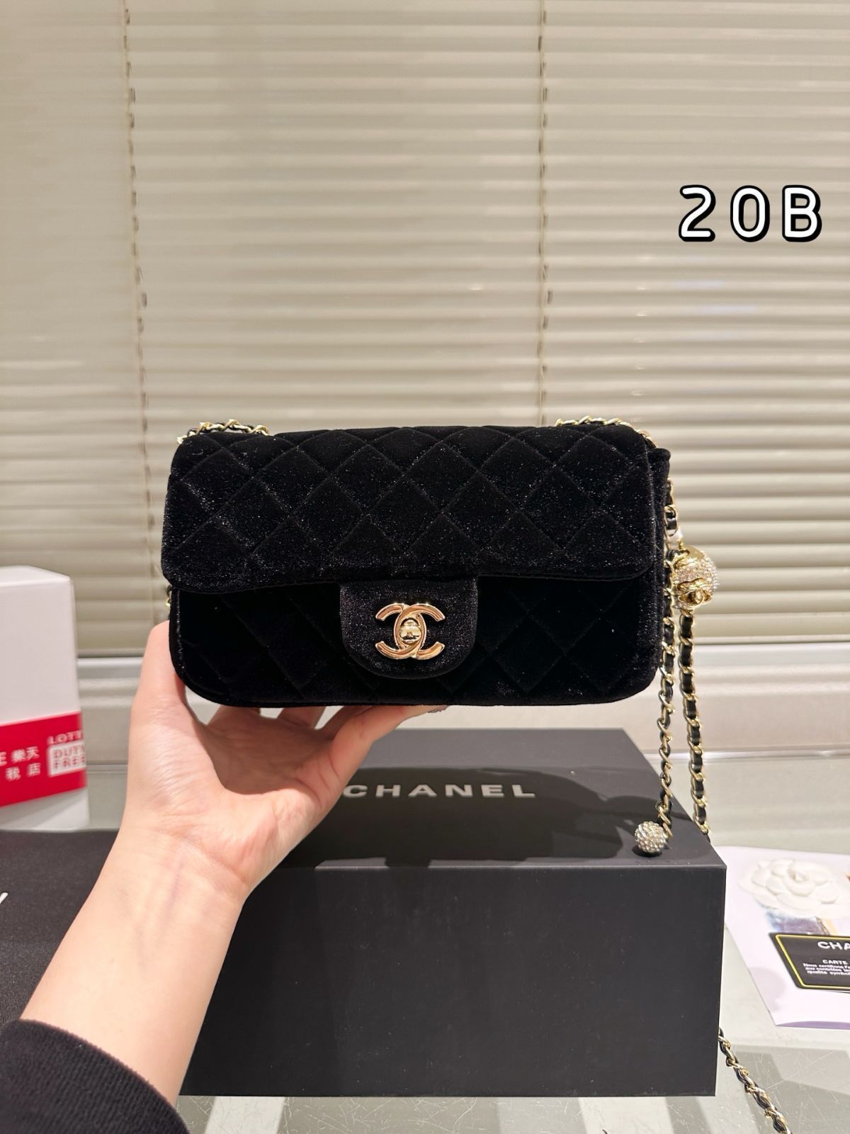 【今日特価】Chanel 黒金 スパンコール ドリルボール 小羊皮 ゴールドボール クォードラット 20×17cm