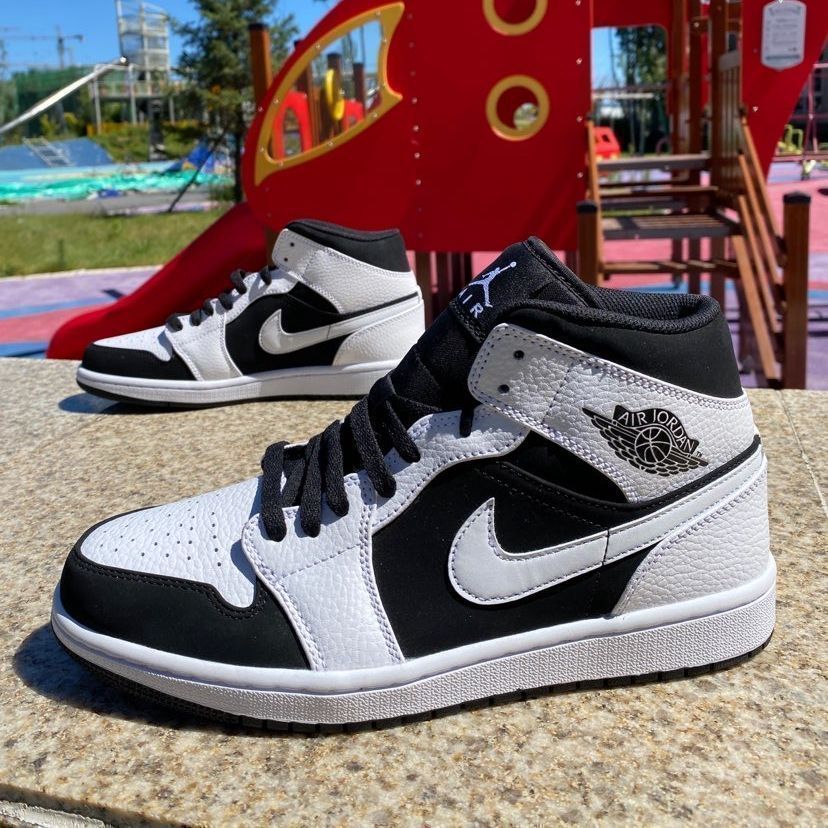 Jordan Air Jordan 1 Mid パンダのバスケットボールシューズ｜本日限定特価｜新品未使用