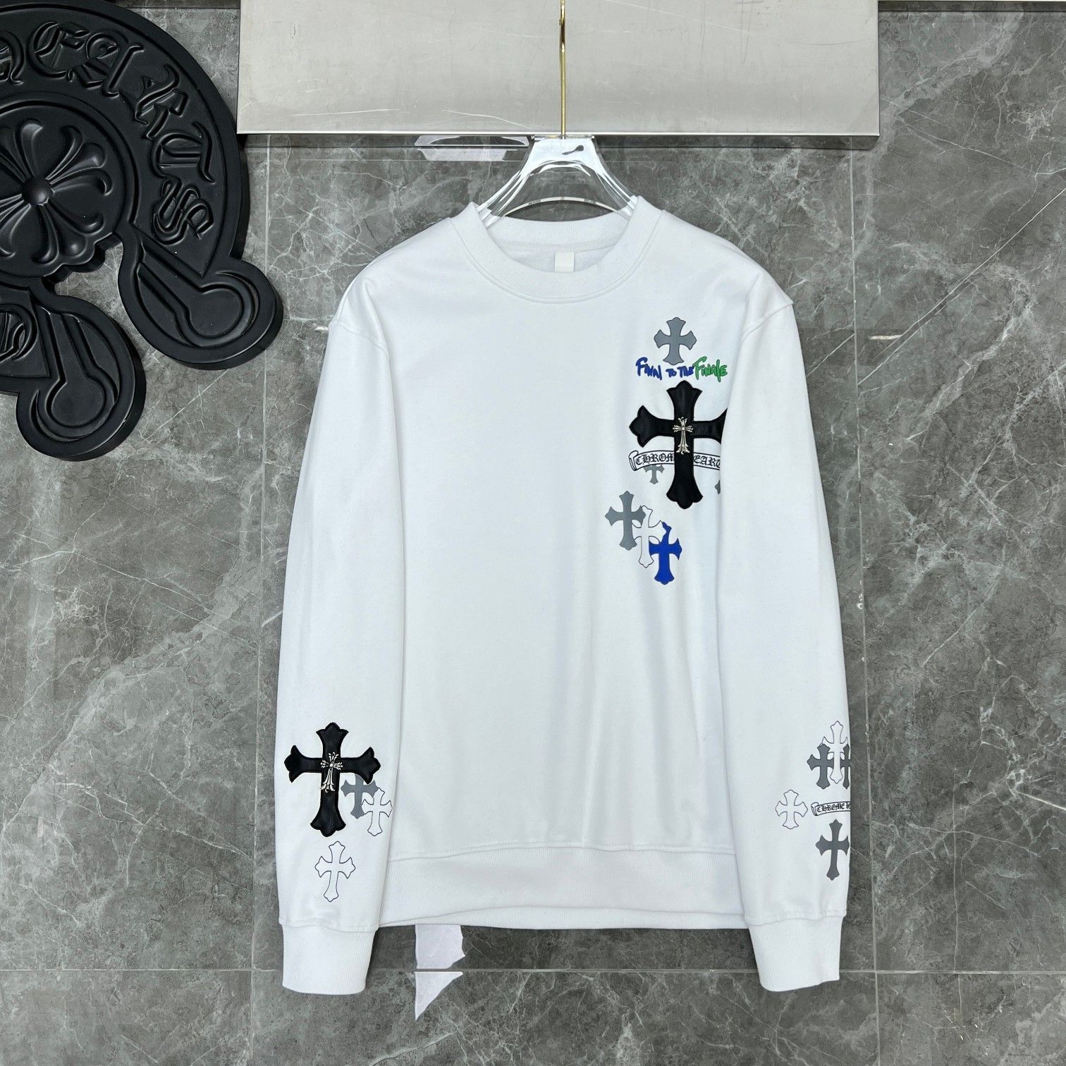 【本日限定特価】Chrome Hearts メンズ スウェットシャツ クロス＆サンスクリット レザーパッチ ブラック/ホワイト S-XL [本日特価|新品未使用品]