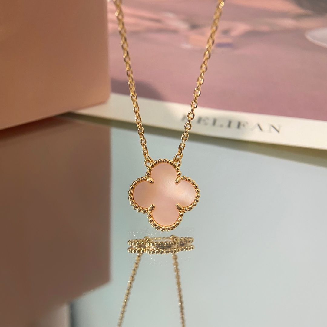 マジック アルハンブラ ペンダント、ピンク マザーオブパール、ヴァン クリーフ&アーペル Van Cleef & Arpels VCARN32200｜本日限定特価｜新品未使用
