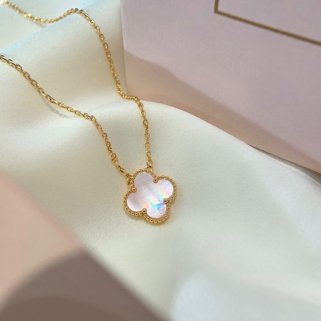 マジック アルハンブラ ペンダント、ピンク マザーオブパール、ヴァン クリーフ&アーペル Van Cleef & Arpels VCARN32200｜本日限定特価｜新品未使用