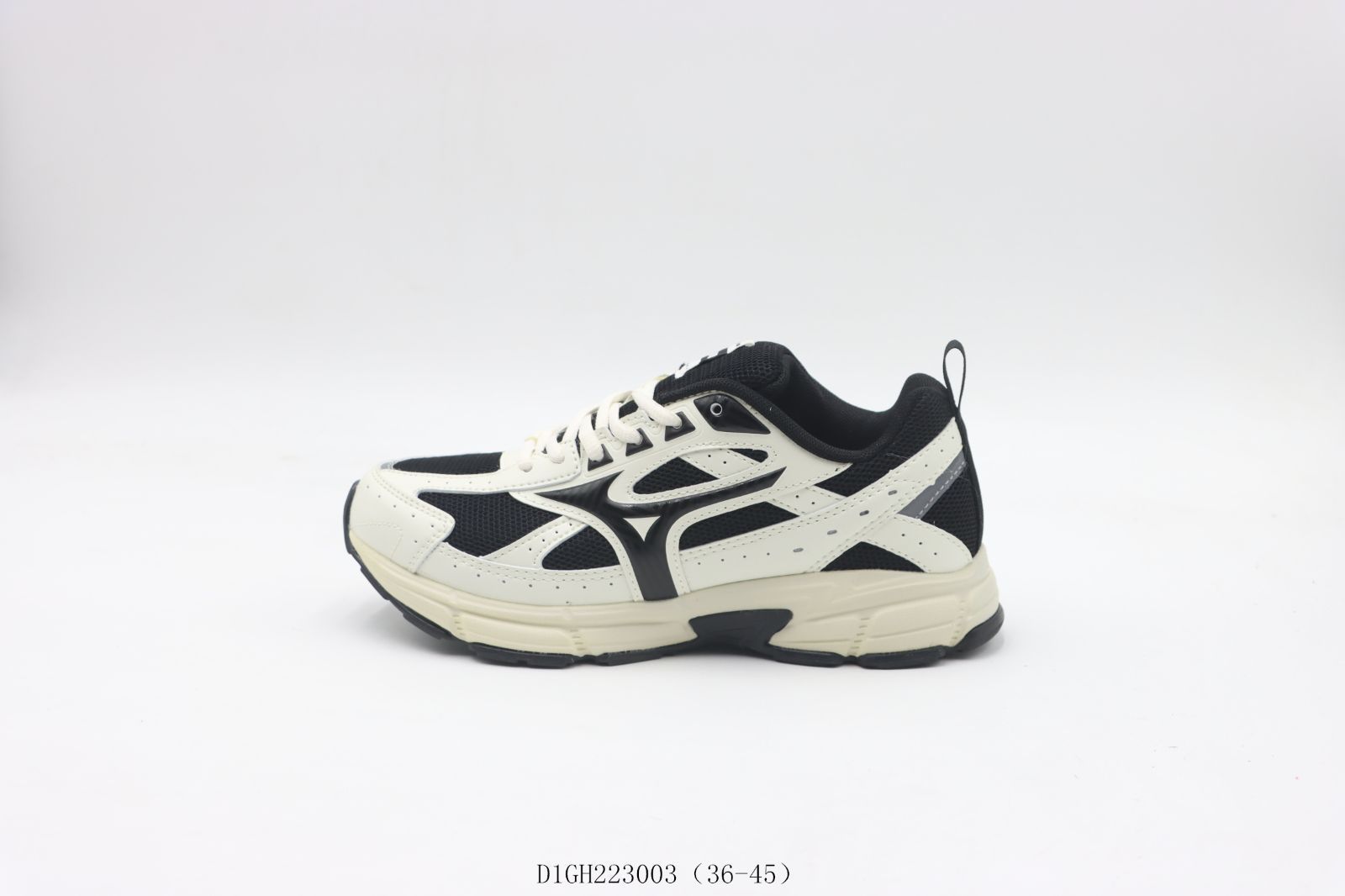 【今日特価】ミズノのランニングシューズ ホワイト＆ブラック D1GH223003-MM輸入0
