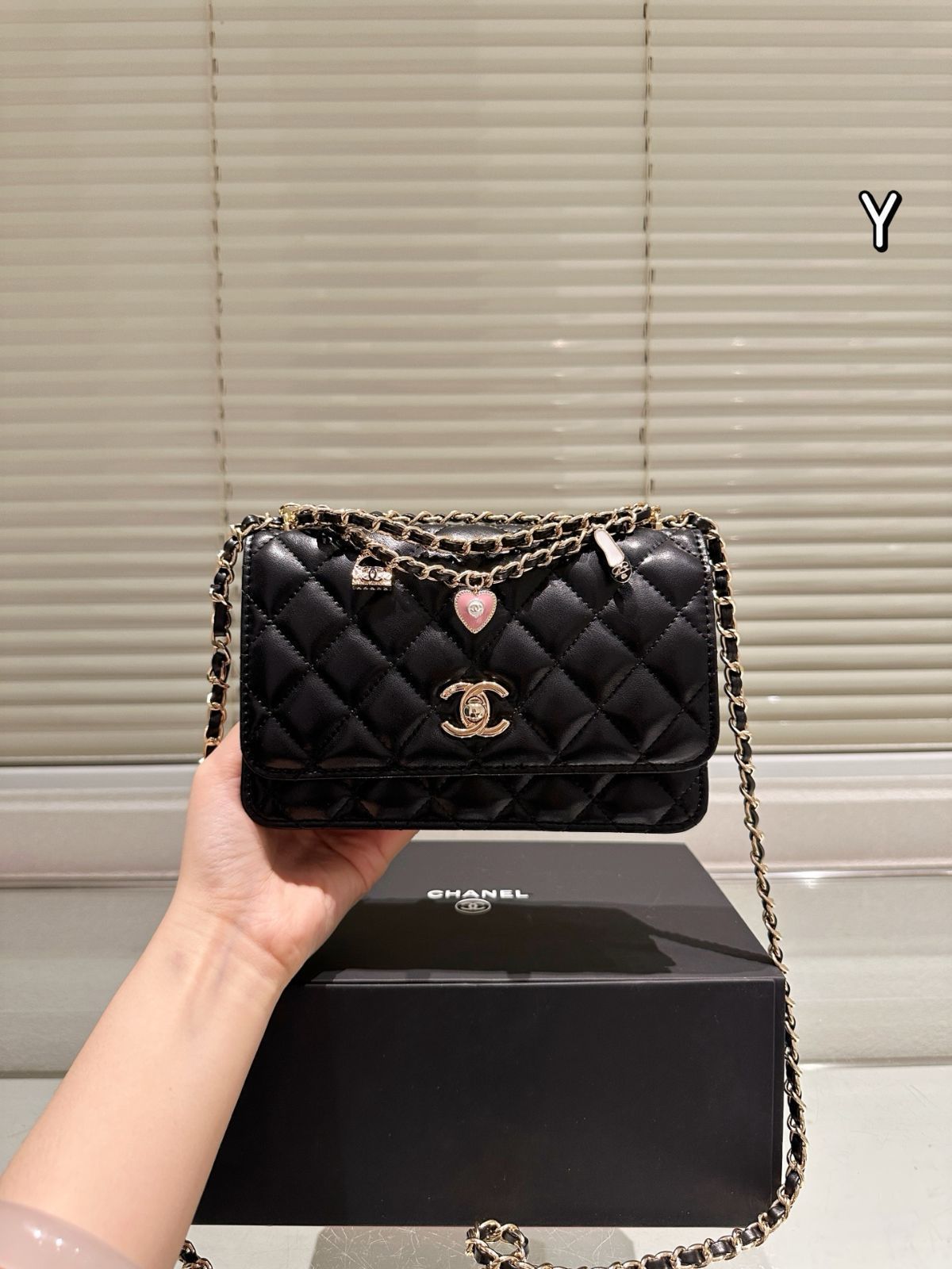 【今日特価】CHANEL 25P Heart Pendant WOC Chain Bag / シャネル 25P ハートペンダント付き WOC チェーンバッグ/ 送料無料!在庫限定価格