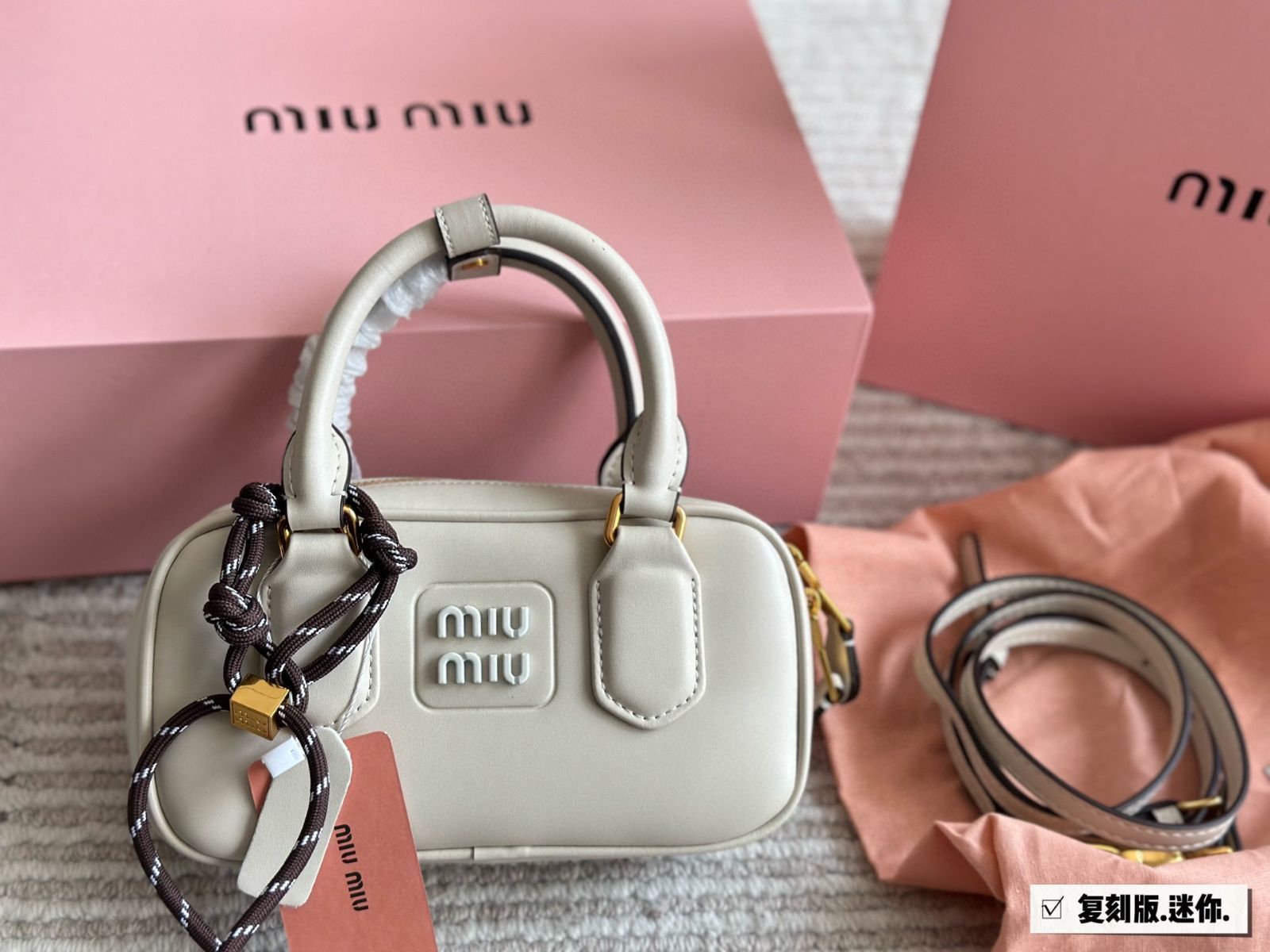 【今日特価】miumiu ボウリングバッグ / オフィスバッグ（19cm）