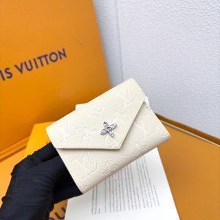 ルイ・ヴィトン／Portefeuille Lisaは柔らかなMonogram Empreinteレザーで再解釈し、Monogramエンボス模様を飾った。ファスナーの頭にLVの丸が飾られている。
