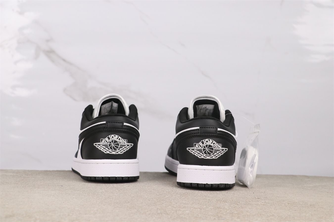 今日特価】Jordan エアジョーダン aj1 エアジョーダン 1 ロー WMNS 