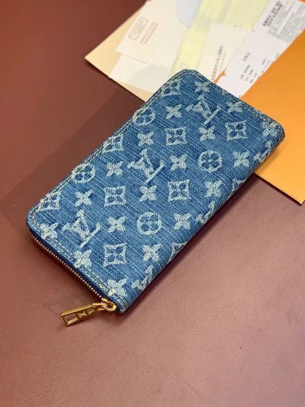 lvブルーデニムシングルファスナーウォレットシリーズはMonogramジャカードデニムで再演出し、、石臼洗い効果を作り出した。複数のポケットと12のクレジットカードの中間層