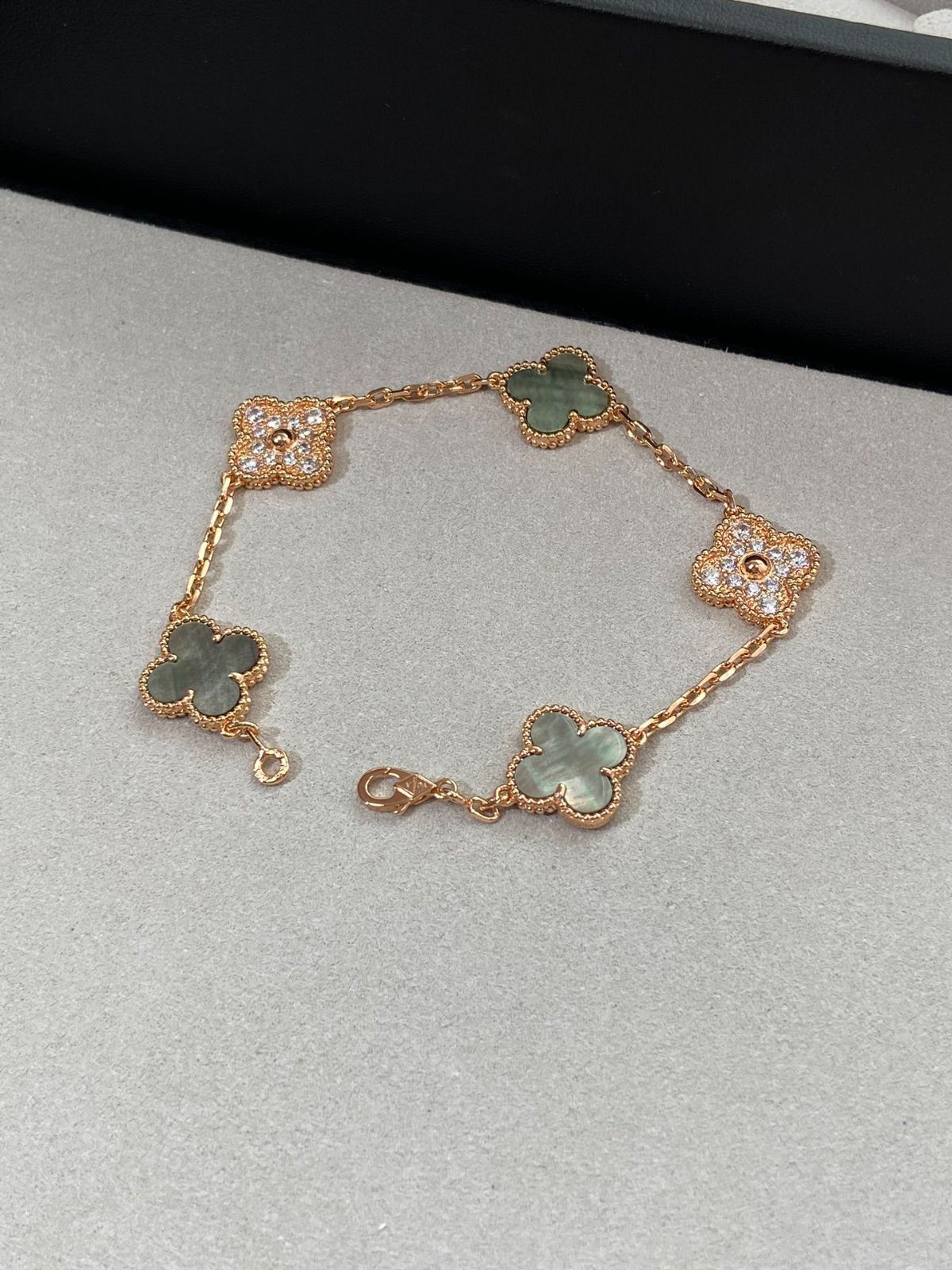 [Van Cleef & Arpels] ヴァンクリーフ＆アーペル 四つ葉のクローバー グレー マザーオブパール スペーサー ダイヤモンド ファイブフラワー ブレスレット｜本日限定特価｜新品未使用